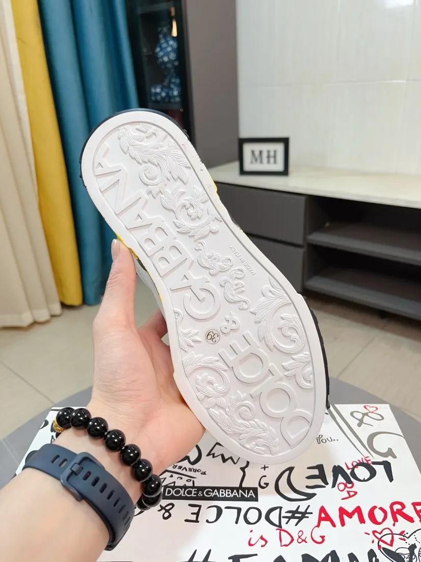 Men's shoes 💰480🌹🌹"Dolce & Gabbana DG" original imported first-layer cowhide ➕ sheepskin lining, light on the foot, comfortable, versatile, original special outsole 🔥favored by trendy men, welcome to compare quality 🔥exquisite luxury, super A level! Compared with the genuine product at the counter, the version is no worse at all! Code number 36-46